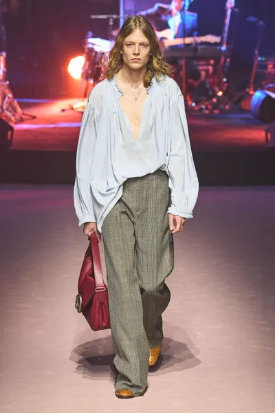 Look 18